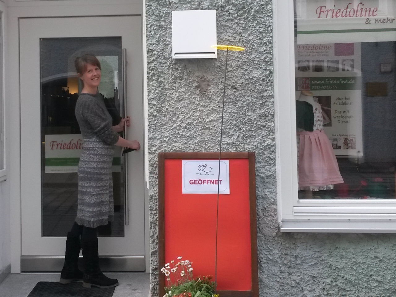 Der erste Friedoline-Laden: Am Tag der Eröffnung, 2. Mai 2016 Tag der Geschäftseröffnung: 2. Mai 2016